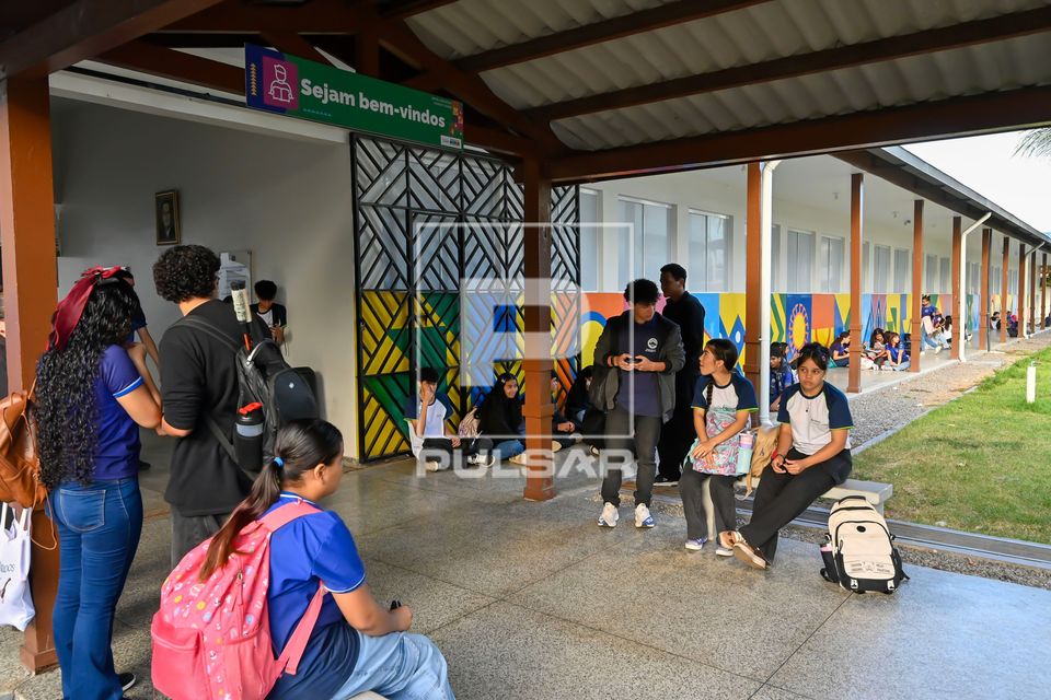 Alunos na entrada da Escola Estadual Coaracy Nunes de ensino médio e fundamental