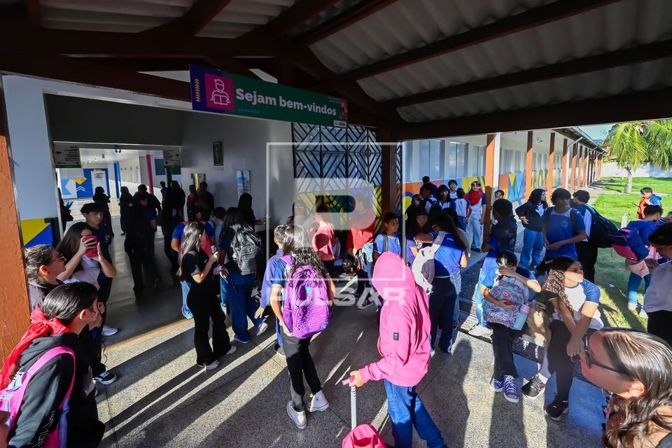 Alunos na entrada da Escola Estadual Coaracy Nunes de ensino médio e fundamental