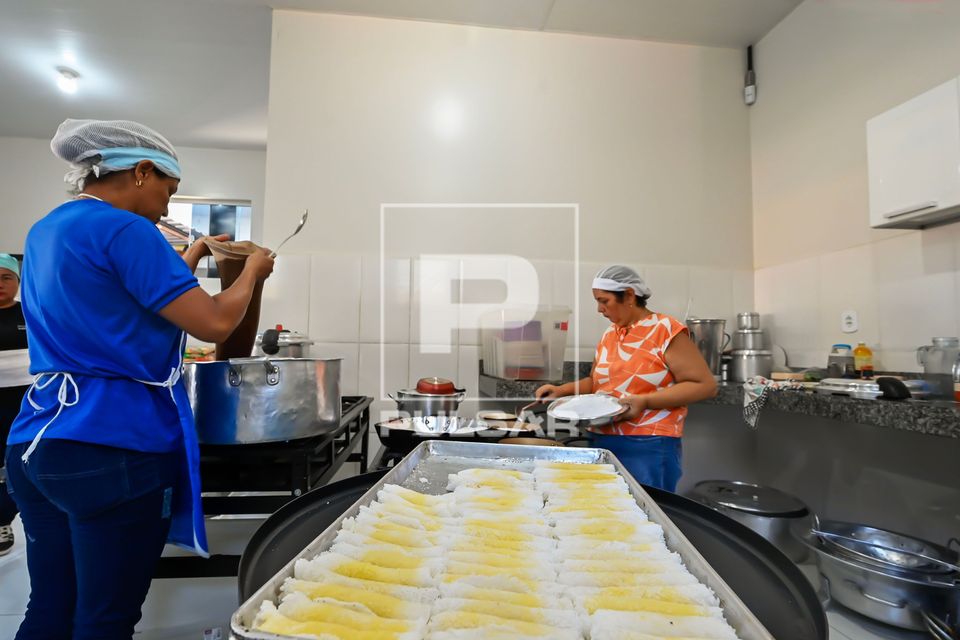 Cozinheira coando café e preparando tapioca na cozinha da Escola Estadual Coaracy Nunes de ensino médio e fu