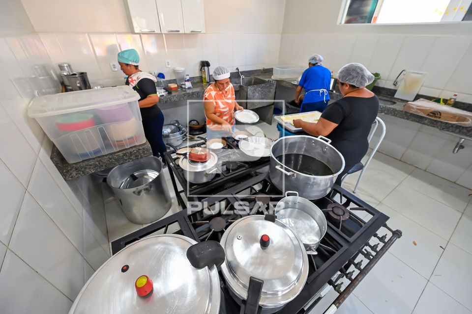 Cozinheiras preparando lanche e almoço na cozinha da Escola Estadual Coaracy Nunes de ensino médio e fundame