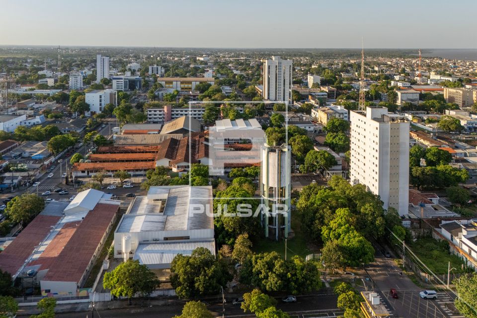 Vista de drone da Escola Modelo Guanabara e Universidade Estadual do Amapá no fundo