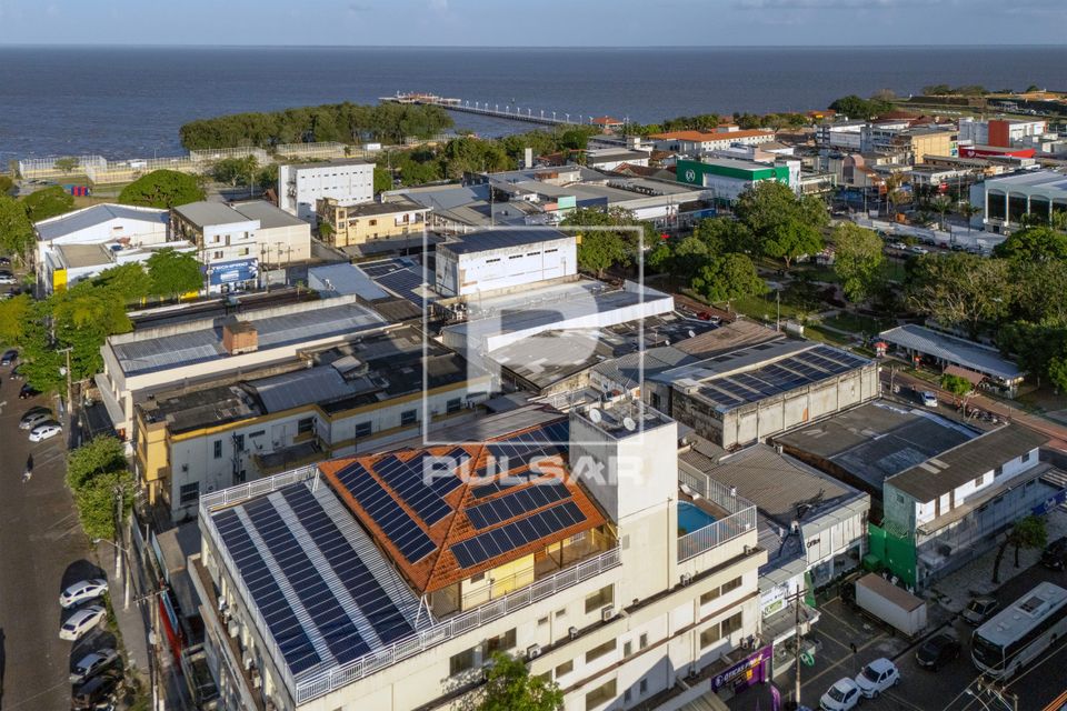 Vista de drone do centro da cidade - orla do Rio Amazonas no fundo