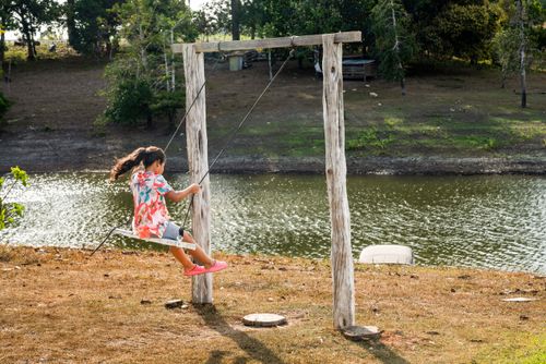 Menina brincando em balanço 