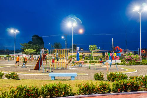 Crianças brincando em parquinho infantil ao anoitecer