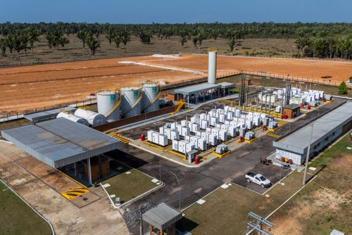 Vista de drone de usina dieselétrica - gera energia elétrica por meio de motores estacionários movidos a ó