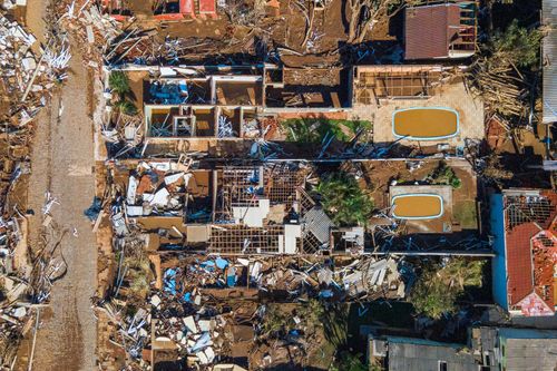 Vista de drone de casas bairro Navegantes destruídas e destelhadas após a enchente no Vale do Taquari