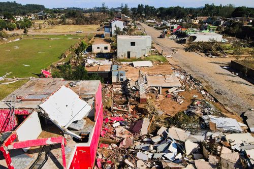 Vista de drone de casas do bairro Navegantes destruídas após a enchente no Vale do Taquari