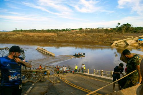 Ponte sobre o Rio Taquari destruída pela enchente - militares e voluntários ajudam na travessia - Vale do Ta