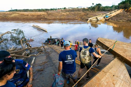Ponte sobre o Rio Taquari destruída pela enchente - militares e voluntários ajudam na travessia - Vale do Ta