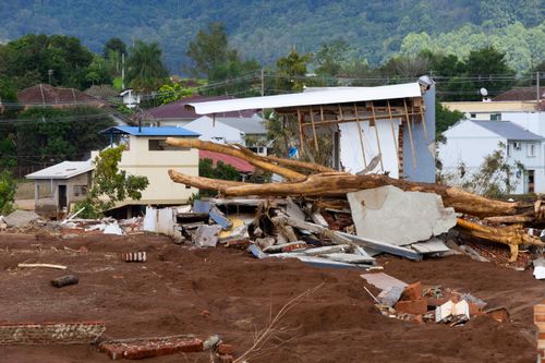 Casas da cidade cercadas de troncos e destroços carregados peas enchentes - Vale do Taquari