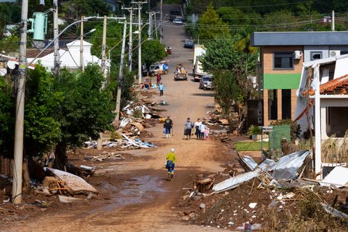 Destroços e lama deixados na frente das casas após enchentes - Vale do Taquari