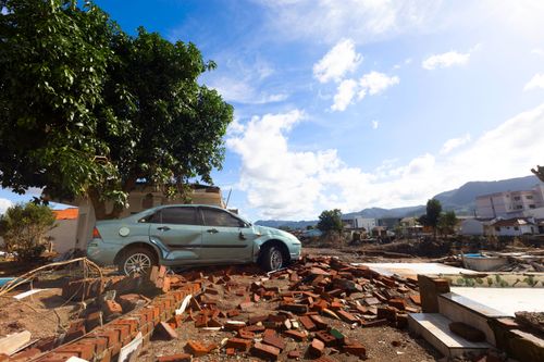 Paredes de casa da derrubadas pela correnteza das enchentes no Vale do Taquari