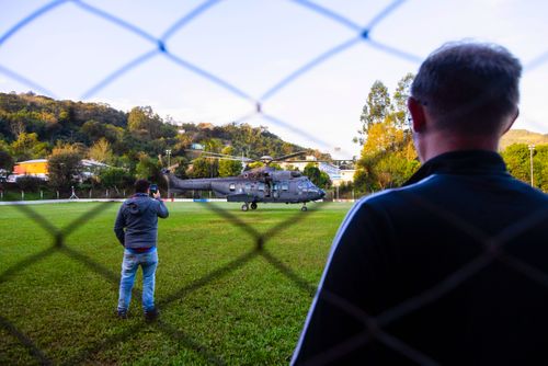 Helicóptero do exército em operação de ajuda pousado no campo de futebol - Vale do Taquari