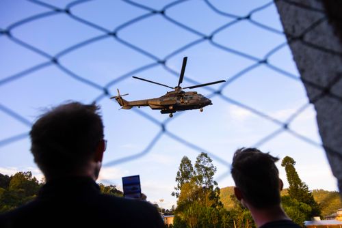 Helicóptero do exército em operação de ajuda pousando no campo de futebol - Vale do Taquari