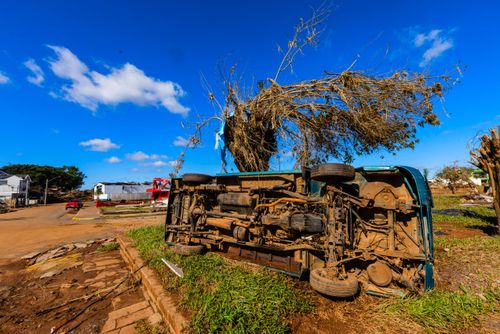 Carro arrastado pela corrente da enchente parou emborcado num tronco de árvore - Vale do Taquari