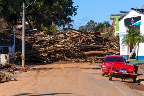 Troncos trazios pela orrenteza das enchentes obstruem totalmente a rua - Vale do Taquuarí