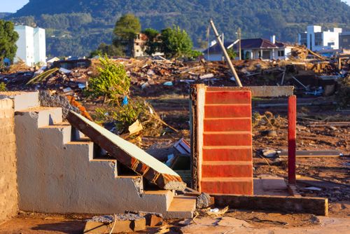 Escadas de casas destruídas pelas enchentes no Vale do Taquari