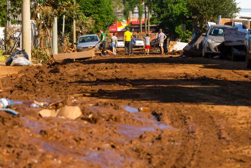 Lama objetos e veículos em rua após as enchentes no Vale do Taquari no Vale do Taquari