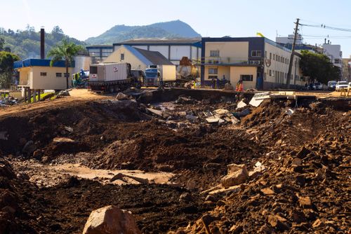 Cratera deixada na cidade após as enchentes no Vale do Taquari