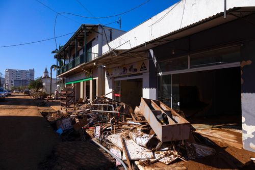 Objetos descartados na rua após as enchentes no Vale do Taquari