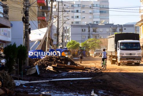 Objetos descartados e lama na rua após as enchentes no Vale do Taquari