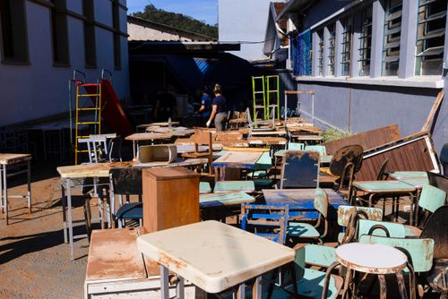 Objetos de moradores aguardando limpeza ao sol após as enchentes - Vale do Taquari