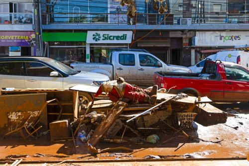 Lama objetos e veículos em rua após as enchentes no Vale do Taquari no Vale do Taquari