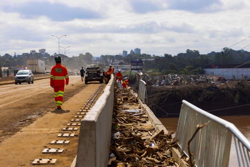 Ponte destruída pelas enchentes no Vale do Taquari