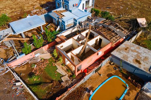Vista de drone tronco de árvore no interior de casa destruída após enchente no Vale do Taquari