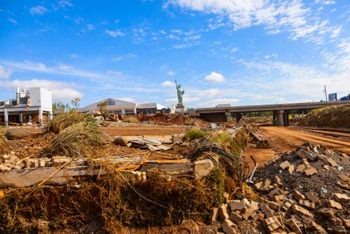 Entulho e destroços da cidade após enchente - Vale do Taquarí