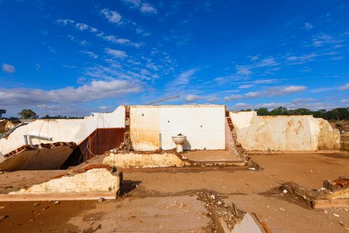 Paredes e vaso sanitário de casa da cidade destruída pelas enchente no Vale do Taquarí