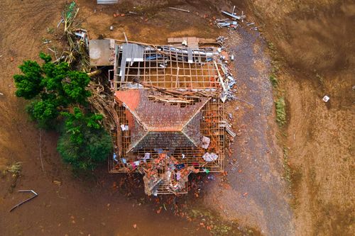 Vista de drone de telhado casa levando pela enchente no Vale do Taquari