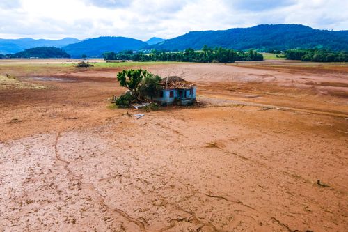 Vista de drone de casa isolada pela lama após enchente no Vale do Taquari