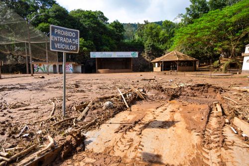 Sinalização e casas tomadas por lama e destroços após enchente no Vale do Taquari