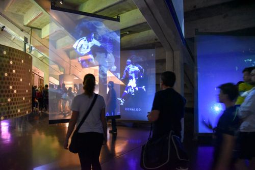Sala dos Anjos Barrocos - projeções de 29 craques que fizeram história no futebol brasileiro no Museu do Fu