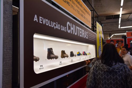 A evolução das chuteiras na Instalação Almanaque da Bola no Museu do Futebol no Mercado Livre Arena Pacaem