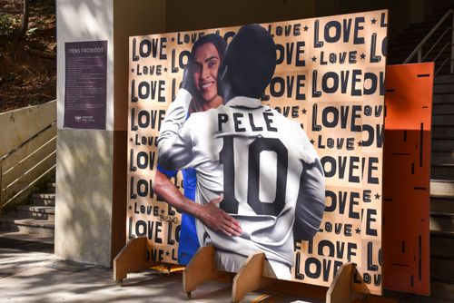 Lambe-lambe do Pelé Beijoqueiro - beijando a jogadora Marta do artista Bueno Caos no Mercado Livre Arena Paca