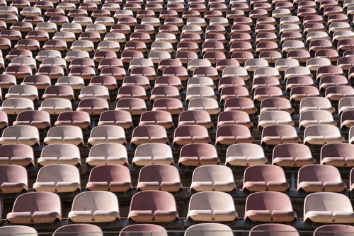 Cadeiras na arquibancada do Mercado Livre Arena Pacaembú - antigo Estádio Municipal Paulo Machado de Carvalh