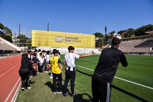 Pessoas na beira do campo do Mercado Livre Arena Pacaembú - antigo Estádio Municipal Paulo Machado de Carval