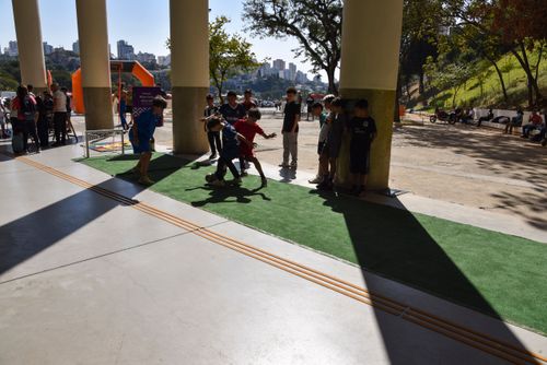 Crianças jogando futebol na área externa do Mercado Livre Arena Pacaembú - antigo Estádio Municipal Paulo 