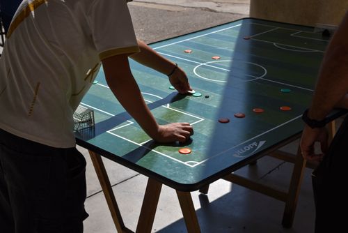 Crianças jogando futebol de botão na área externa do Mercado Livre Arena Pacaembú - antigo Estádio Munici