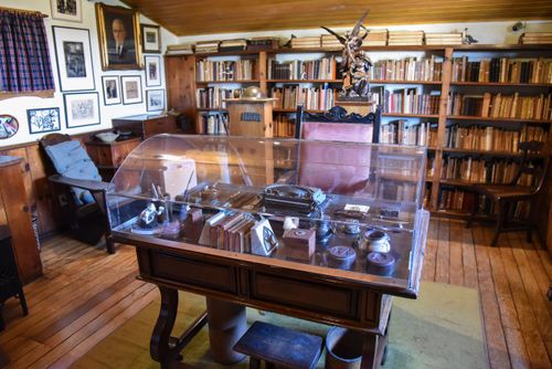 Objetos em exposição na Casa Guilherme de Almeida