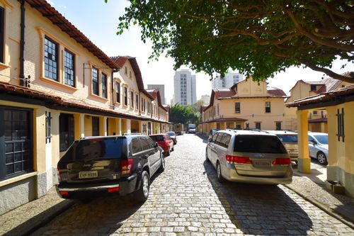 Veículos na Vila dos Ingleses - moradias construídas para engenheiros ingleses que trabalharam nas obras da