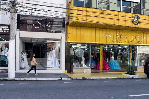 Lojas especializadas na venda de trajes de festas - região das noivas no bairro da Luz