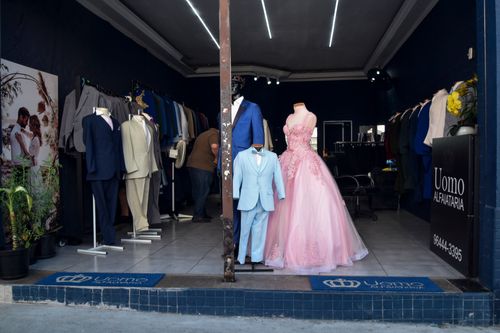 Loja especializada na venda de trajes de festas - região das noivas no bairro da Luz