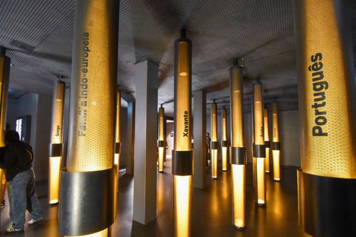Instalação Línguas do Mundo - visitantes podem ouvir 23 línguas faladas no mundo no Museu da Língua Portu