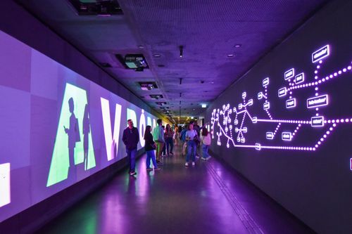 Pessoas na Instalação Rua da Língua no Museu da Língua Portuguesa 