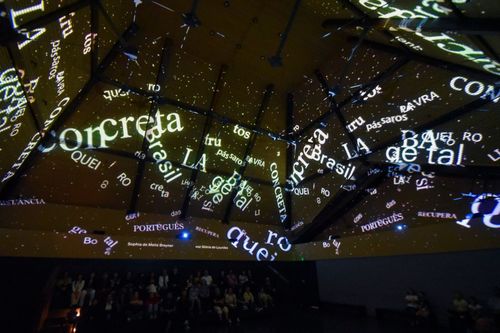 Instalação Praça da Língua - Planetário das Palavras no Museu da Língua Portuguesa 