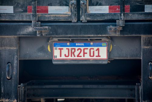 Placa vermelha em caminhão - indica que é usado para transporte remunerado de cargas ou serviços para fins 
