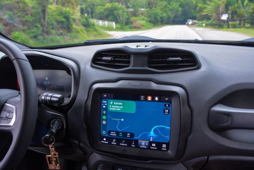 Rota traçada por GPS em painel de carro